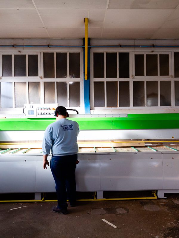 menuisier Dubois menuiserie travaillant sur une machine