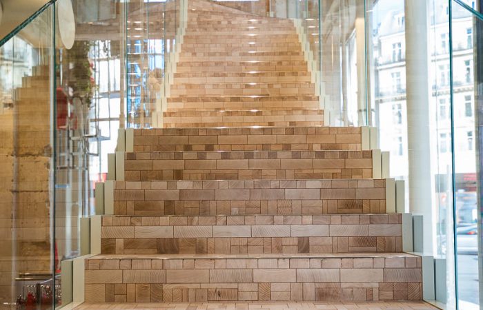 Escalier paré d'un sol en bois