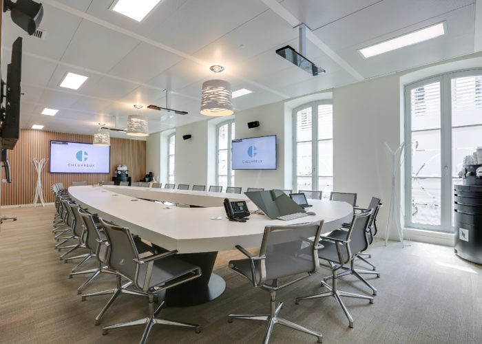 Salle de réunion avec grande table sur-mesure